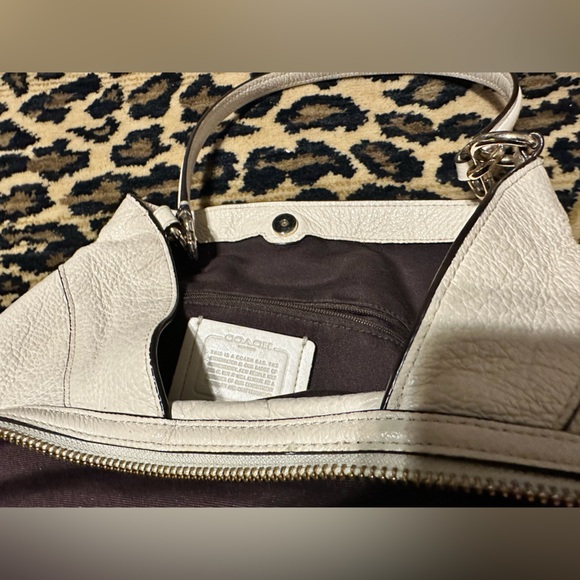 100% Authentic Coach white leather purse.  Very good condition.  Smells like new - Picture 6 of 13
